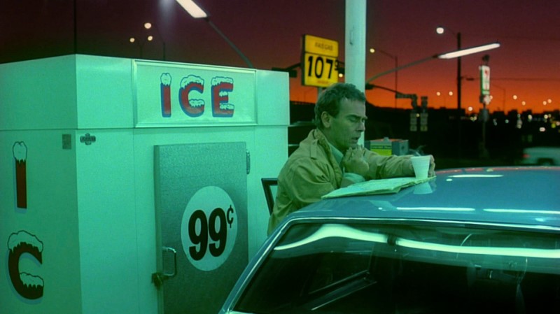 The use of the color cyan in Paris, Texas